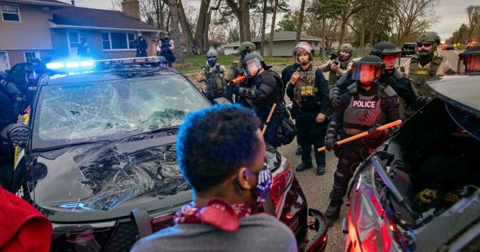 Minneapolis, polizia uccide un altro 20enne afroamericano: nuovi scontri nella notte. Sindaco impone il coprifuoco