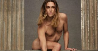 Copertina di Valentino, l’uomo nudo con la borsa fa scandalo. Pierpaolo Piccioli: “Il male è negli occhi di chi guarda”