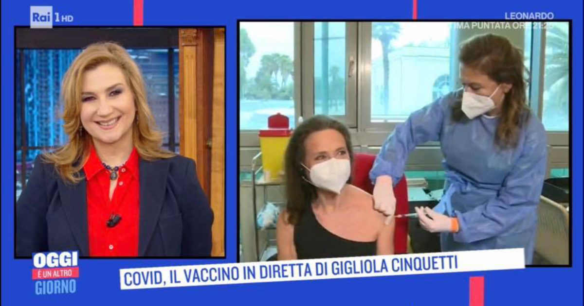 Oggi è un altro giorno, Gigliola Cinquetti si vaccina in diretta su Rai 1 con AstraZeneca: “Un grande privilegio”