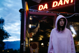 Copertina di Non mi uccidere, l’horror splatter con Alice Pagani è una romantica lotta di sopravvivenza