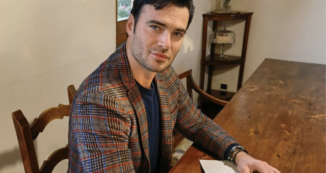 Copertina di Giulio Berruti, il fidanzato di Maria Elena Boschi si vaccina con AstraZeneca e commenta: “Sarò arso vivo in pubblica piazza?”