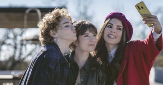 Copertina di ‘Genitori vs Influencer’, forse è arrivata l’ora di svecchiare la narrativa del teenager superficiale