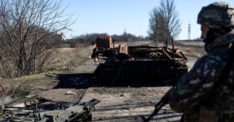 Copertina di Russia accusa Nato di voler trasferire 40mila soldati al confine: “Ucraina sta diventando una polveriera”. Stoltenberg: “Stop provocazioni”