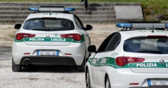 Copertina di Trezzano sul Naviglio, arrestato il comandante della polizia locale: “Fece mettere cocaina nell’auto di una collega per incastrarla”