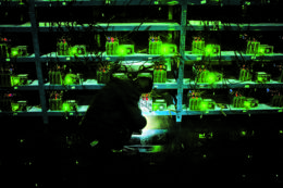 Copertina di L’estrazione di Bitcoin divora più energia dell’Italia. Ma c’è una via sostenibile per le cripto