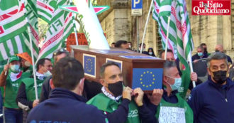 Copertina di Alitalia, la protesta dei lavoratori: “Posti a rischio e già senza stipendio. Ita è progetto nato morto”. E portano la bara al Mise