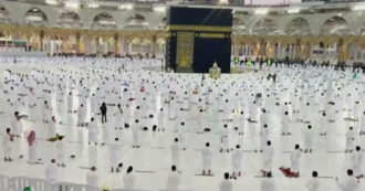 Copertina di La Mecca, migliaia di fedeli in preghiera nella città santa nel rispetto delle regole anti-Covid – Video