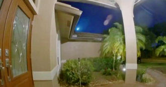 Meteorite attraversa il cielo e illumina la notte: il video dalla telecamera di sorveglianza