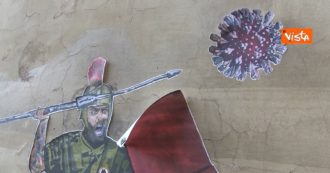 Copertina di Daniele De Rossi, a Roma spunta un murale dedicato al centrocampista “gladiatore” che combatte contro il Covid – Video