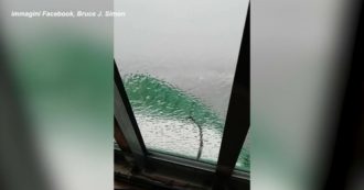 Copertina di Nave si capovolge nel Golfo del Messico durante una tempesta: anche l’imbarcazione dei soccorritori in balia delle onde – Video