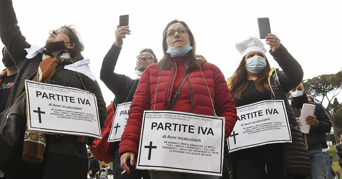 Decreto Sostegni, la delusione di commercianti, ristoratori e imprese: “Coprono il 2% delle perdite. Molti non saranno in grado di riaprire”