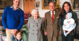 Copertina di Principe Filippo, la famiglia reale pubblica alcune foto inedite della sua vita privata
