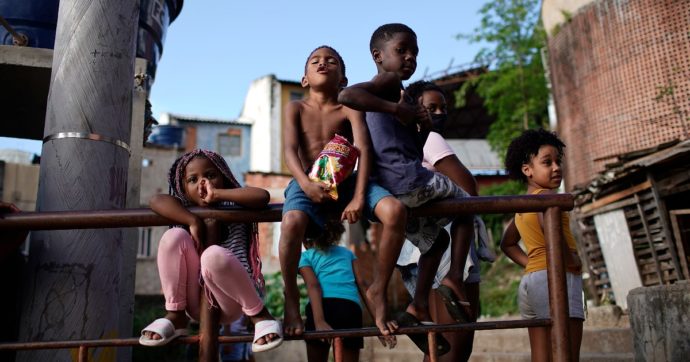 In Brasile il Covid fa strage di bambini: almeno 852 vittime sotto i 9 anni in un anno. L’esperta: “Potrebbero essere più di 2mila”