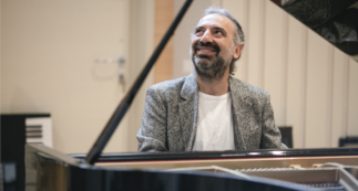 Copertina di Stefano Bollani da “Via dei Matti Numero 0” a FqMagazine in diretta Facebook giovedì 15 aprile dalle 15