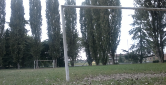 Copertina di Fa smontare il campetto da calcio per i bambini su terreno comunale, uomo processo