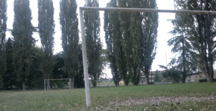 Fa smontare il campetto da calcio per i bambini su terreno comunale, uomo processo