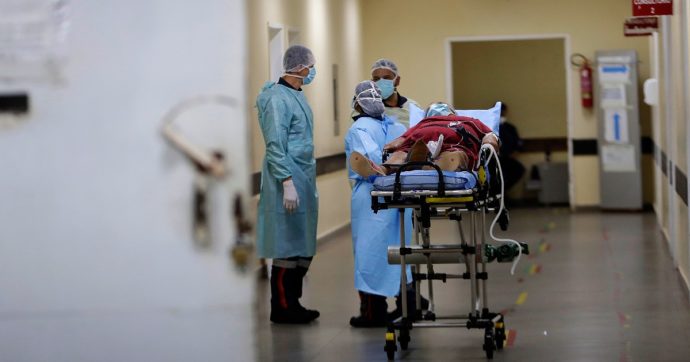 Brasile, ospedali senza sedativi: “Intubiamo le persone da sveglie legandole ai letti, è una tortura”. Bolsonaro: “Far ripartire il Paese”