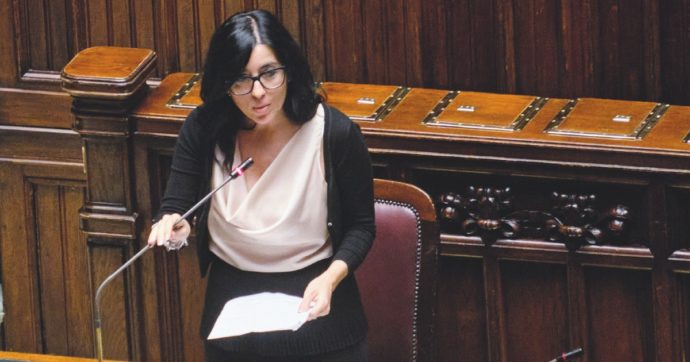 La ministra Dadone sfida i parlamentari: “Facciamo il test antidroga a tutti i politici”