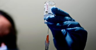 Copertina di AstraZeneca, il professore tedesco che studia le trombosi: “Usare mezza dose di vaccino può essere una soluzione. Va sperimentata”