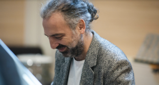 Copertina di Stefano Bollani a FQMagazine: “Forse un tour estivo. La pandemia lascia spazio alla possibilità che non si possa fare. Ma non è tutto negativo…”