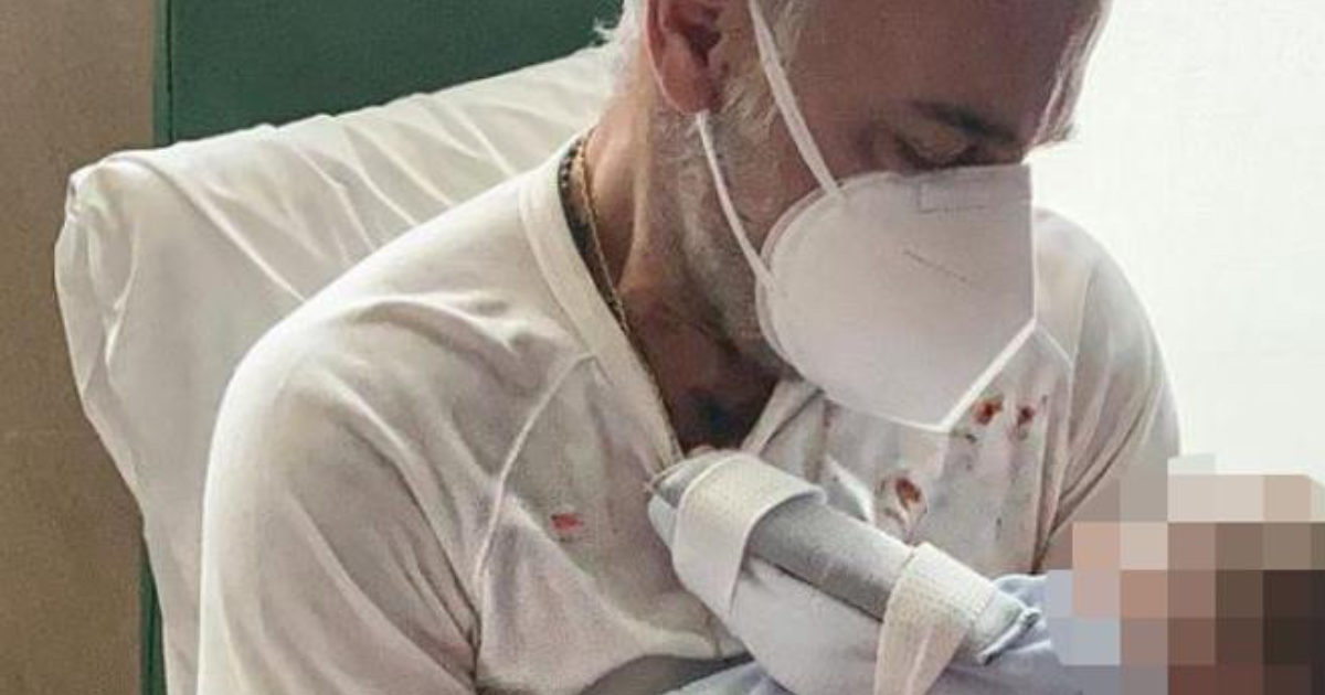 Gianluca Vacchi, la figlia di 5 mesi operata per una malformazione congenita: “Non laverò mai la maglia col suo sangue”