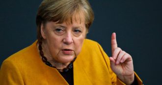 Copertina di Merkel difende i lockdown e il coprifuoco: “Quadro molto grave, il Covid non perdona”. I contagi risalgono, i tedeschi si spostano troppo