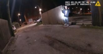 Copertina di Chicago, il video dell’agente che ha sparato al 13enne: Adam Toledo aveva le mani alzate. Ecco le immagini della bodycam