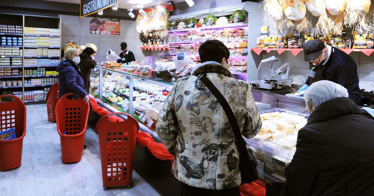 “Nei supermercati ingressi liberi e nessuno segue le regole: rischiamo il contagio e tanti colleghi muoiono. Per non perdere il posto i diritti vanno in secondo piano”