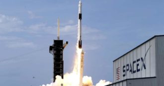 Copertina di La Crew Dragon di SpaceX raggiunge la Stazione spaziale internazionale: è il terzo volo per la compagnia di Elon Musk