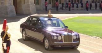Copertina di Funerali Principe Filippo, la regina Elisabetta segue la processione in Bentley (VIDEO)