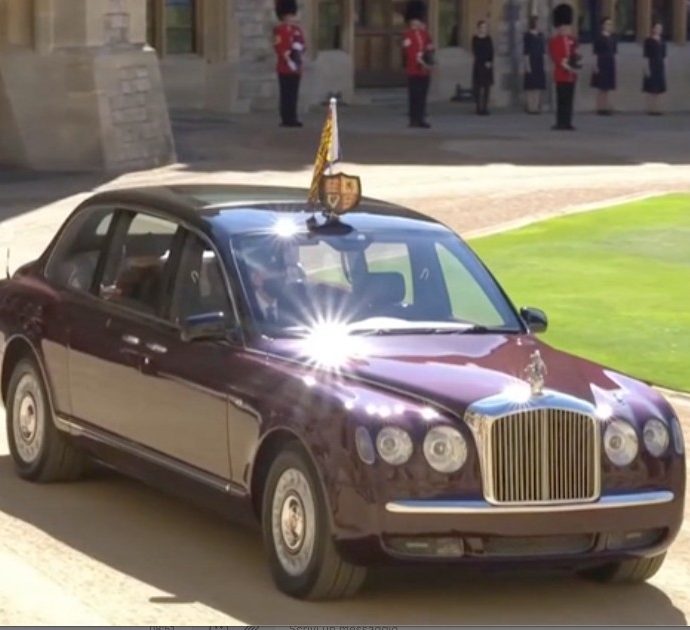 Funerali Principe Filippo, la regina Elisabetta segue la processione in Bentley (VIDEO)
