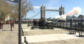 Copertina di Funerali Principe Filippo, i cannoni della Torre di Londra sparano a salve: le esplosioni per segnalare l’inizio delle esequie (VIDEO)