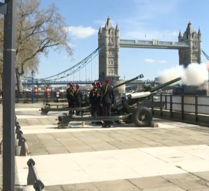 Funerali Principe Filippo, i cannoni della Torre di Londra sparano a salve: le esplosioni per segnalare l’inizio delle esequie (VIDEO)