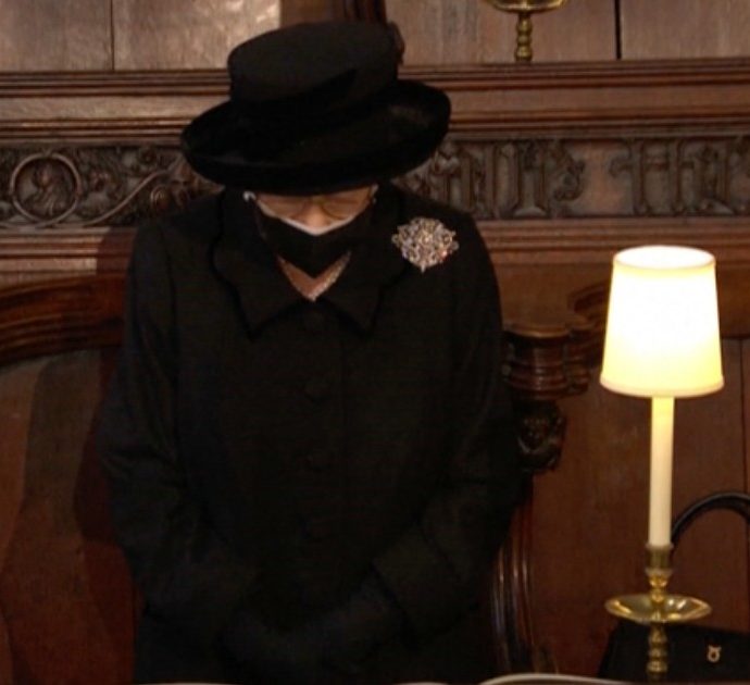 Funerali Principe Filippo, il dolore della Regina. Elisabetta e i reali in silenzio in onore del duca di Edimburgo (VIDEO)