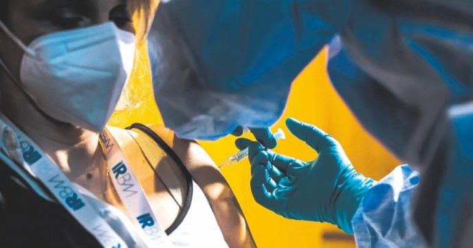 Il report Aifa: è falso che AstraZeneca sia il più rischioso dei vaccini approvati