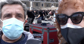 Copertina di Più di mille bauli in piazza del Popolo a Roma: ”Riaperture? Segno positivo, ma per molti non saranno sostenibili”. Solidarietà da molti artisti