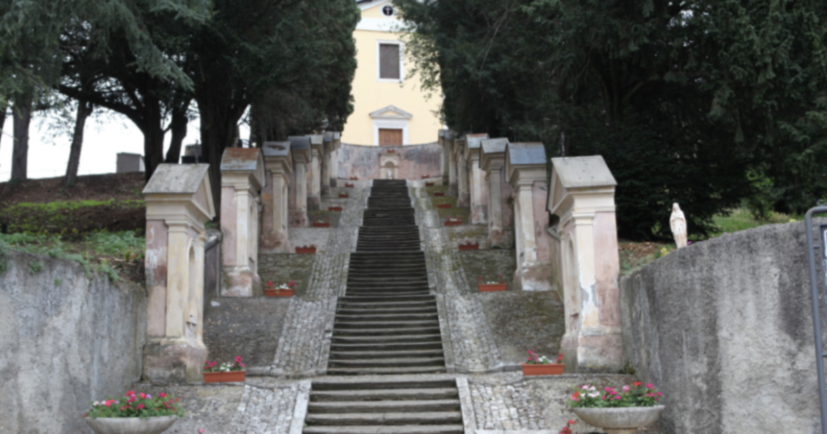 Lo scandalo del cimitero di Sezze: festini sessuali, compravendita di loculi, furti di fiori rivenduti dal custode nel negozio dell’amante