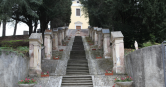 Copertina di Lo scandalo del cimitero di Sezze: festini sessuali, compravendita di loculi, furti di fiori rivenduti dal custode nel negozio dell’amante