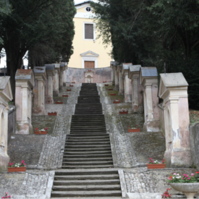 Lo scandalo del cimitero di Sezze: festini sessuali, compravendita di loculi, furti di fiori rivenduti dal custode nel negozio dell’amante
