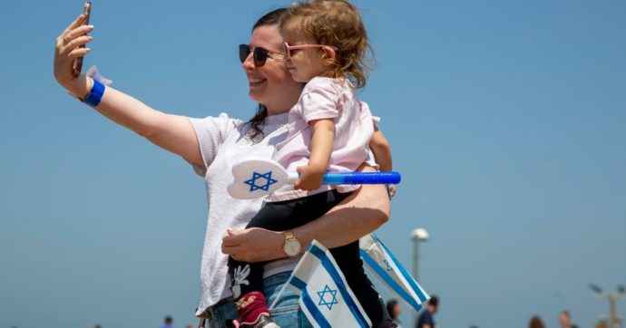 Israele, niente più mascherina all’aperto: obbligo valido solo al chiuso e per grandi raduni. Riaprono le scuole