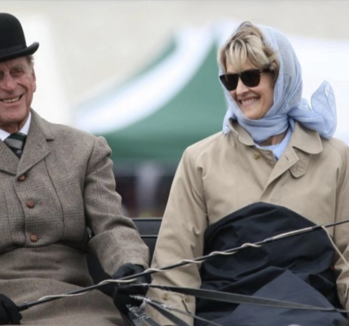 Penelope Knatchbull, l’unica non appartenente alla famiglia reale presente ai funerali di Filippo di Edimburgo. Illazioni? Ecco perché non è il caso