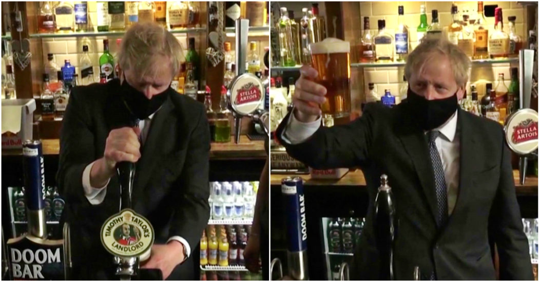 Londra, Boris Johnson si serve una birra per celebrare le riaperture dei pub – Video