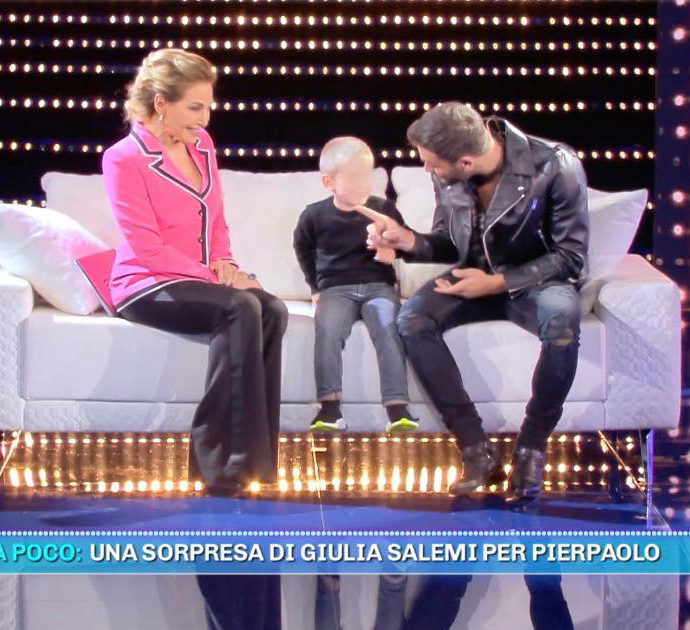 Domenica Live, Pierpaolo Pretelli porta il figlio Leonardo in studio da Barbara D’Urso: il bimbo reagisce così