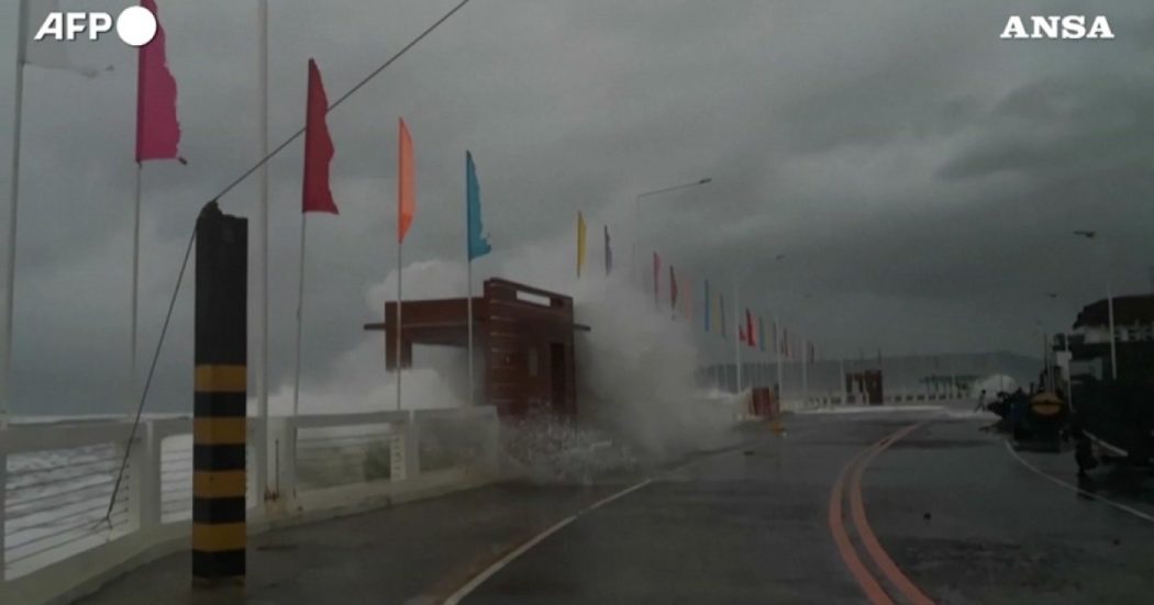 Filippine, si avvicina il tifone Surigae: onde altissime e venti fino a 195 chilometri orari – Video