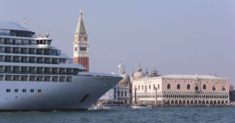 Copertina di Venezia, tornano le grandi navi: “Ce lo hanno chiesto Zaia e Brugnaro”. Parola del direttore della società che riunisce le compagnie da crociera