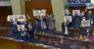 Copertina di “Basta danè ai condannati”: protesta del M5s contro il vitalizio a Roberto Formigoni in Regione Lombardia – Video