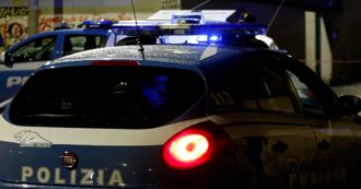 Copertina di Varese, uomo armato di coltello aggredisce poliziotti che sparano: ferito gravemente all’addome, ora è in prognosi riservata
