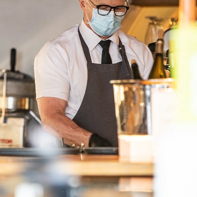 Padre esce a fumare e la madre va in bagno con la figlia: così scappano dal ristorante senza pagare il conto da 200 euro. Il titolare: “Ora chiedo il documento a chi si alza”