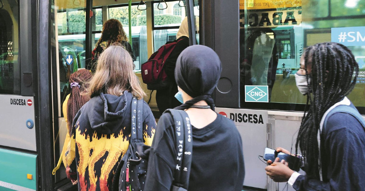 Scuola, le Regioni accusano il governo sulle regole. Cosa hanno fatto fino a oggi? Cronologia di un anno di tavoli inconcludenti su orari differenziati e trasporti