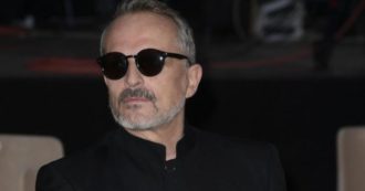Miguel Bosé rincara la dose: “Solo io possiedo la verità. Questa falsa pandemia creata dai supermiliardari psicopatici del Forum di Davos”